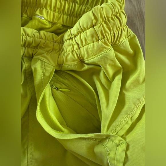 Lululemon Shake & Break Short in Split Pea - Picture 7 of 7